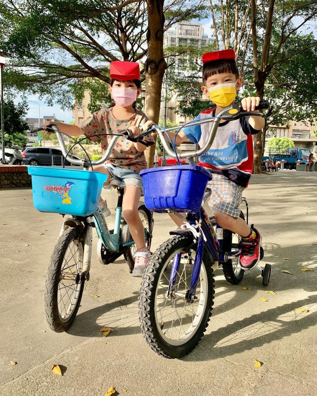 戴著學校做的國旗帽騎車去
在公園被阿桑攔下問了幾回😅🤣🤣

#雙十國慶 #公園 #williamvicky #instakids #育兒日記